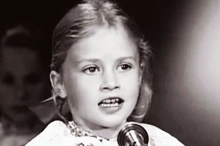 Dievčatko z obrázka sa už od útleho veku venovalo spevu a práve vďaka „zlatu v hrdle“ to dotiahlo až do slovenského šoubiznisu. 