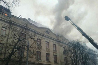 Dve desiatky hasičov momentálne zasahujú pri požiari strechy Daňového úradu v Košiciach. 