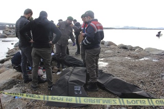 V rieke Evros na turecko-gréckych hraniciach sa prevrátila loď s migrantmi.