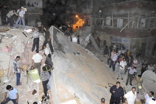 V Alexandrii sa zrútila štvorposchodová bytovka.