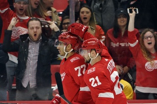 Slovenský útočník Wings Tomáš Tatar gratuluje svojmu spoluhráčovi Andreasovi Athanasiovi ku gólu v zápase zámorskej hokejovej NHL.