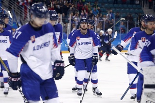 Sklamaní slovenskí hokejisti po zápase s USA.