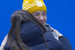 Anastasia Kuzminová so zlatou medailou na krku.