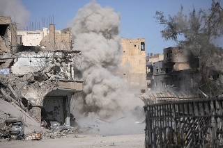  Sýrske demokratické sily  vyhlásili, že Rakku na severovýchode Sýrie úplne dobyli.