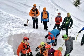 Muža z masívnej kopy snehu vyťahovalo niekoľko záchranárov.