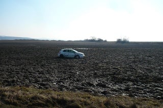Osobné auto skončilo na poli.