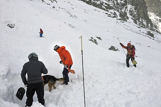 Záchranári vyhrabali mladíka spod dvojmetrovej hĺbky snehu.