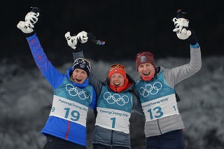 Slovenská biatlonistka Anastasia Kuzminová (vpravo) sa raduje na pódiu zo zisku striebornej medaily v stíhacích pretekoch žien na 10 km.