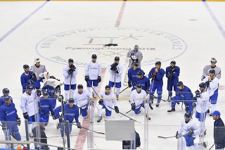 hráči slovenskej hokejovej reprezentácie na tréningu pred prvým zápasom proti tímu Olympijských športovcov z Ruska.