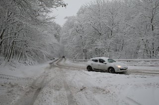 Cesty pokrýva niekoľkocentimetrová vrstva snehu.