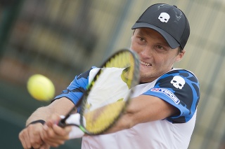 Slovenský reprezentant Jozef Kovalík v zápase Davisovho pohára proti Maďarovi Mártonovi Fucsovicsovi.