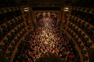 Opernball sa usporadúva v budove viedenskej opery.