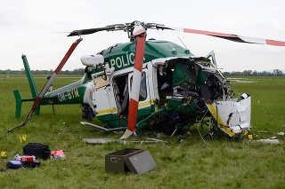 Pád vrtuľníka si vyžiadal dva životy. 