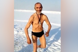 Muž sa na šialenom videu z Ruska potápa v -40°C: Zdravý životný štýl alebo chýbajúci zdravý rozum?!