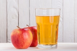 apple and apple juice in a glass