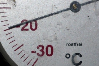 Ručička teplomera ukazuje mínus 20 stupňov Celzia.