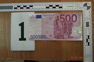 Dvaja muži z Banskobystrického kraja sú obvinení z falšovania 500-eurových bankoviek. 