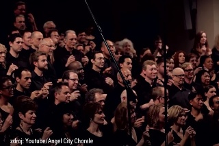Keď zavriete oči, môže vás oklamať: Spevácky zbor vie dokonale napodobniť zvuky búrky!
