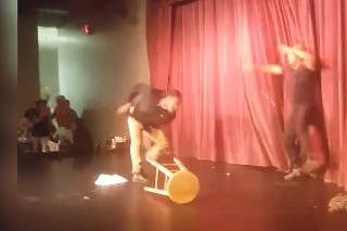 Divák vyliezol na pódium a zaútočil na komika: Hodil po ňom dokonca stoličku!