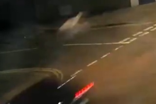 Horor na ulici: Vodič v obrovskej rýchlosti zrazil tínedžera, ten letel niekoľko metrov!