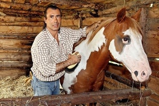 Indián († 53), ktorý sa preslávilv reality show, miloval kone.
