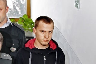 Michala (19) priviedli pred udcu s putami na rukách.