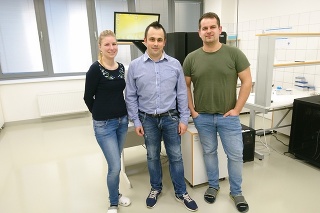 Kolektív doktorandov Zuzana Sňahničanová, Tomáš Šimurda a Dušan Loderer viac ako pol roka skúmali vzorky.