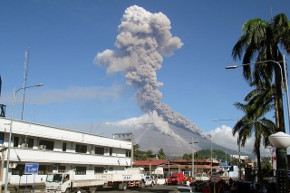 Sopka Mayon na Filipínach naďalej chrlí lávu a oblaky popola.