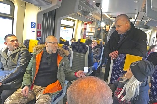 Nahnevaní cestujúci ministrovi Érsekovi počas jazdy vyčítali, že vlaky meškajú pravidelne.