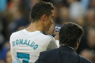 Ronaldo si okamžite na mobile overil, či je stále fotogenický.