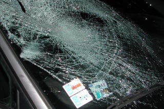 Pri náraze audiny do chodca sa na osobnom aute rozbilo čelné sklo. 
