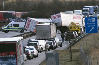 Silný vietor prevracal kamióny na nemeckých diaľniciach.