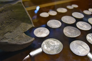Až 312 výborne zachovaných mincí našli v keramickej nádobe. 