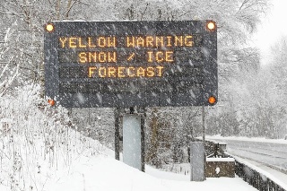 Tabuľa pri ceste v Škótsku upozorňuje na nepriaznivé počasie.