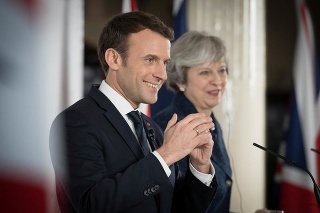 Emanuel Macron a Theresa Mayová na tlačovej konferencii.
