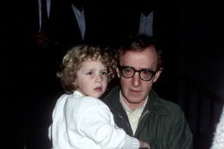 Woody Allen s Dylan Farrow v náručí