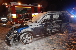 V okrese Zvolen sa v utorok večer zrazilo osobné auto so smetirskym nákladiakom.
