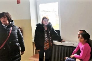 Poslankyňa Blahová: Do školy v Jakubove prišla s mamou Mariellou po dieťa aj Blahová (v strede), ktorá tvrdila, že je sociálna pracovníčka.