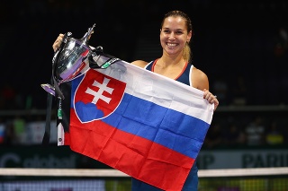 Dominika pózuje so slovenskou vlajkou.