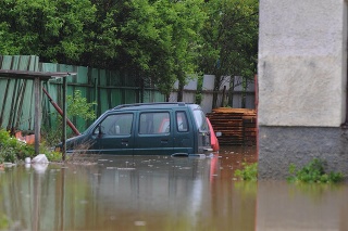 Zaplavené motorové vozidlo v jednom z dvorov na ulici Ľubická cesta v Kežmarku.