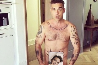 Robbie Williams originálnym spôsobom odpromoval svoju novú knihu.