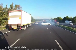 Z pekla šťastie: Vodič autobusu len tak-tak zabránil reťazovej havárii na diaľnici!