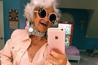 Babička (89) žije divoký život plný žúrov: Kamaráti sa s celebritami a kraľuje sociálnym sieťam!