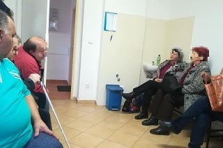 V čakárni v Stropkove mali pacienti rasistické narážky.