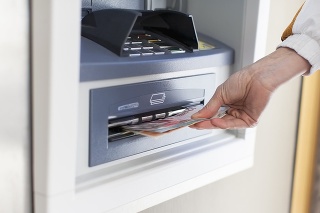 Brať zabudnuté peniaze z bankomatu sa vám doslova nevyplatí (ilustračné foto).