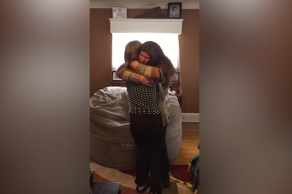 Matka prekvapila svoju dcéru po tom, čo sa nevideli dva roky: Ani jedna z nich nedokázala zadržať slzy!