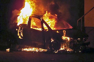 Auto v utorok v noci zhorelo do tla.