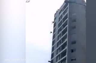 Neúspešná akcia: Muž sa vymanil z rúk záchranára a s krikom vyskočil z 15. poschodia !