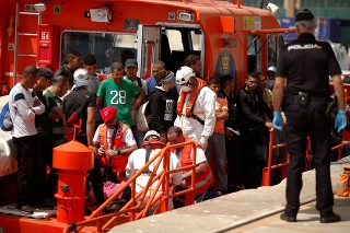 Pobrežná stráž našla mori desiatky migrantov.