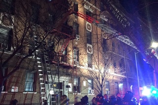Hasiči zasahovali pri požiari, ktorý vypukol v obytnom dome v Bronxe.